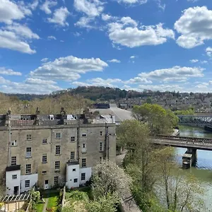 Crescent Penthouse With Stunning Views And Free Parking Apartment Bath